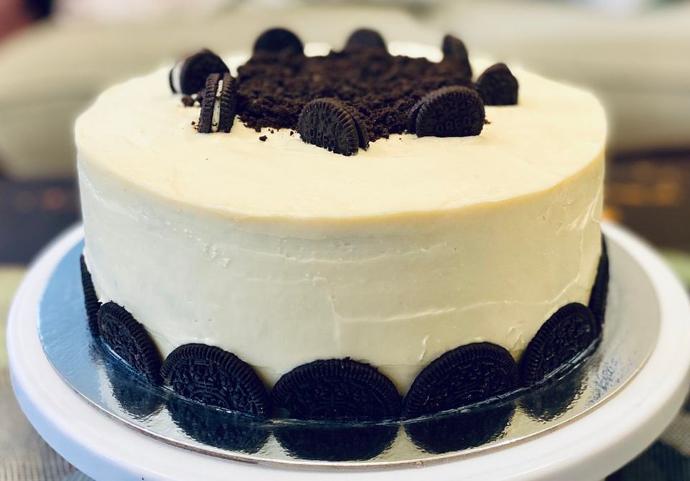 Oreo White Ganache Chocomoist Cake