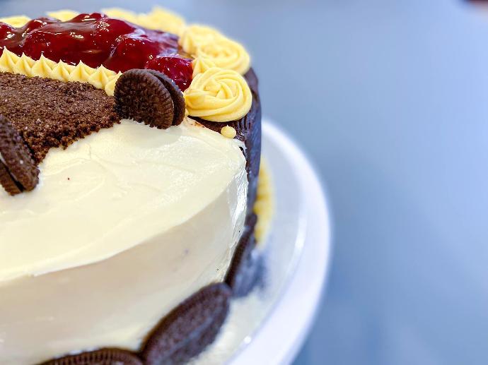 Strawberry-Oreo Duo Ganache Cake